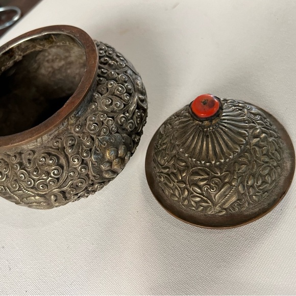 Antique Nepali Tibetan metal urn decorated with coral. - Picture 8 of 8